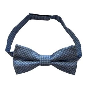 Add a touch of style to your child’s outfit with this Cat & Jack kids’ bow tie